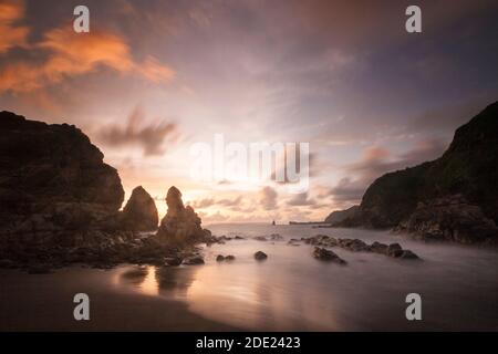 Payangan Beach ist ein Fischerdorf mit traditionellen Booten. Der perfekte Ort, um den Sonnenuntergang zu genießen. Stockfoto