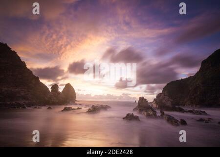 Payangan Beach ist ein Fischerdorf mit traditionellen Booten. Der perfekte Ort, um den Sonnenuntergang zu genießen. Stockfoto