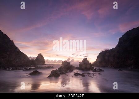 Payangan Beach ist ein Fischerdorf mit traditionellen Booten. Der perfekte Ort, um den Sonnenuntergang zu genießen. Stockfoto