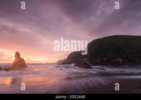 Payangan Beach ist ein Fischerdorf mit traditionellen Booten. Der perfekte Ort, um den Sonnenuntergang zu genießen. Stockfoto