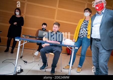 Berlin, Deutschland. November 2020. Norbert Walter Borjans (r), Jessika Rosenthal (l), Kandidat für die Bundespräsidentschaft der Jusos, Und Saskia Esken (2. V.r.), SPD-Parteivorsitzende, steht neben Kevin Kühnert, dem scheidenden Jusos-Bundespräsidenten, zu Tränen gerührt, nach der Rede auf dem Online-Bundeskongress der Jungen Sozialisten (Jusos) im Willy-Brandt-Haus. Thema des Kongresses ist die (Brief-)Neuwahl eines neuen Bundesführers. Das Ergebnis der Briefwahl wird im Januar erwartet. Quelle: Kay Nietfeld/dpa/Alamy Live News Stockfoto