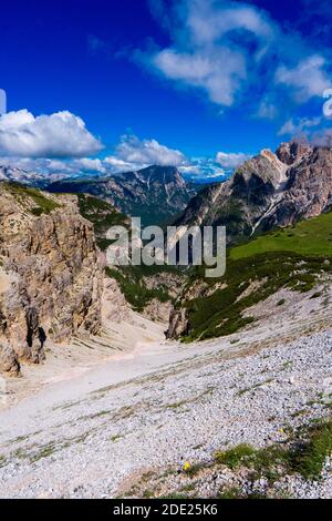 Blick über ein tiefes V-förmiges, bewaldetes Tal zum spektakulären Tre Cime in den norditalienischen Dolmen Stockfoto