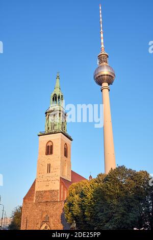 Der berühmte Fernsehturm und die Marienkirche am Alexanderplatz In Berlin Stockfoto