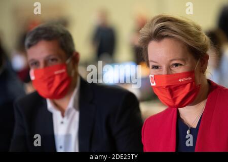 Berlin, Deutschland. November 2020. Raed Saleh (l.) und Franziska Giffey, neue Vorsitzende der Berliner SPD, sitzen auf dem Parteitag der SPD Berlin zusammen. Angesichts der Coronapandemie hält die Berliner SPD ihre am 28. November 2020 fortgesetzte Parteikonferenz größtenteils online ab. Quelle: Christophe Gateau/dpa/Alamy Live News Stockfoto