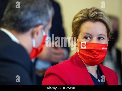 Berlin, Deutschland. November 2020. Raed Saleh (l.) und Franziska Giffey, neue Vorsitzende der Berliner SPD, sitzen auf dem Parteitag der SPD Berlin zusammen. Angesichts der Coronapandemie hält die Berliner SPD ihre am 28. November 2020 fortgesetzte Parteikonferenz größtenteils online ab. Quelle: Christophe Gateau/dpa/Alamy Live News Stockfoto