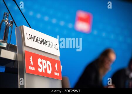 Berlin, Deutschland. November 2020. Das Rednerpult auf dem Landesparteitag der SPD Berlin. Angesichts der Coronapandemie hält die Berliner SPD ihre am 28. November 2020 fortgesetzte Parteikonferenz größtenteils online ab. Quelle: Christophe Gateau/dpa/Alamy Live News Stockfoto