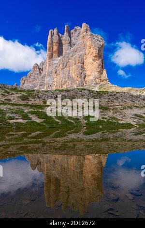 Berühmte Tre Cime di Lavaredo mit echten Spiegelung in See, Dolomiten Alpen Berge, Italien, Europa Stockfoto