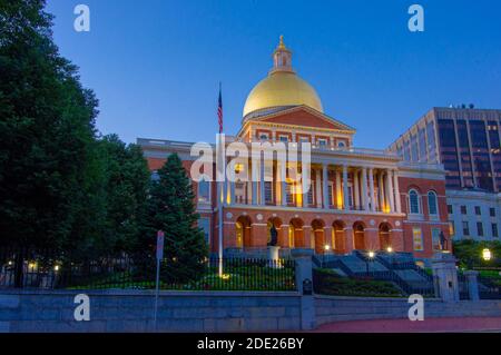 Boston, MA - 26. August 2018; vor dem Boston Common Eingang zum historischen Golden Dome Ziegelsteinhaus in Massachusetts Stockfoto