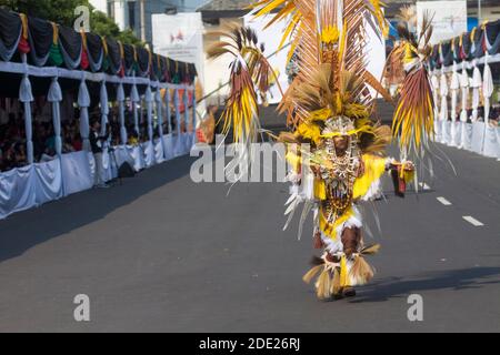 Jember Fashion Carnaval (JFC) ist ein jährliches Kostümfestival in der Stadt Jember, Ost-Java, Indonesien. Stockfoto