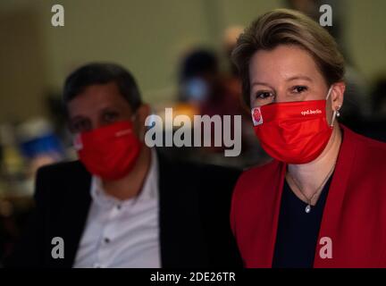 Berlin, Deutschland. November 2020. Raed Saleh (l.) und Franziska Giffey, neue Vorsitzende der Berliner SPD, sitzen auf dem Parteitag der SPD Berlin zusammen. Angesichts der Coronapandemie hält die Berliner SPD ihre am 28. November 2020 fortgesetzte Parteikonferenz größtenteils online ab. Quelle: Christophe Gateau/dpa/Alamy Live News Stockfoto