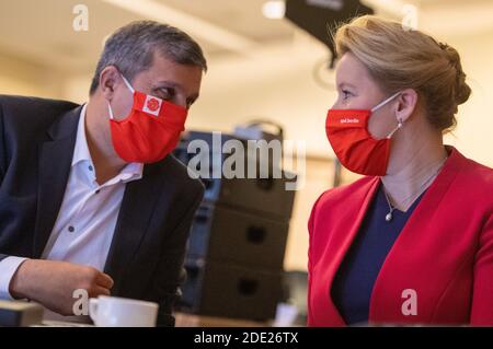 Berlin, Deutschland. November 2020. Raed Saleh (l.) und Franziska Giffey, neue Vorsitzende der Berliner SPD, sitzen auf dem Parteitag der SPD Berlin zusammen. Angesichts der Coronapandemie hält die Berliner SPD ihre am 28. November 2020 fortgesetzte Parteikonferenz größtenteils online ab. Quelle: Christophe Gateau/dpa/Alamy Live News Stockfoto
