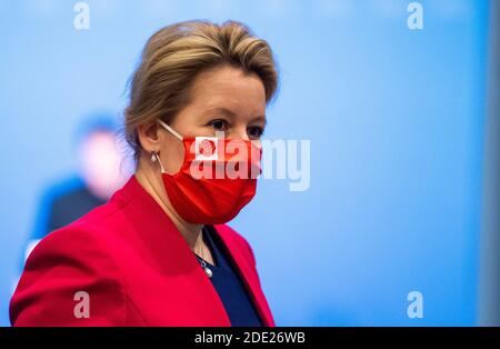 Berlin, Deutschland. November 2020. Franziska Giffey, neue Vorsitzende der Berliner SPD, steht auf dem Parteitag der SPD Berlin. Angesichts der Coronapandemie hält die Berliner SPD ihre am 28.11.2020 fortgesetzte Parteikonferenz größtenteils online ab. Quelle: Christophe Gateau/dpa/Alamy Live News Stockfoto