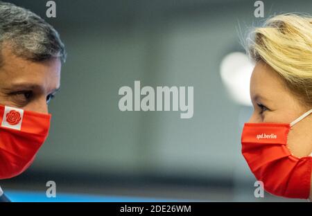 Berlin, Deutschland. November 2020. Raed Saleh (l.) und Franziska Giffey, neue Vorsitzende der Berliner SPD, stehen auf dem Parteitag der SPD Berlin zusammen. Angesichts der Coronapandemie hält die Berliner SPD ihre am 28. November 2020 fortgesetzte Parteikonferenz größtenteils online ab. Quelle: Christophe Gateau/dpa/Alamy Live News Stockfoto