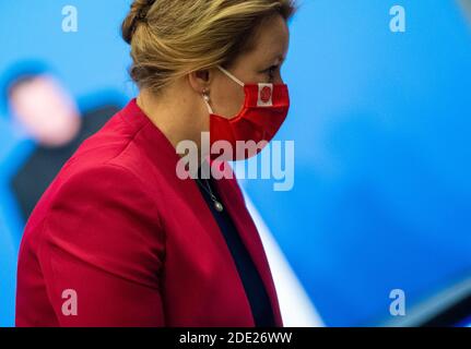 Berlin, Deutschland. November 2020. Franziska Giffey, neue Vorsitzende der Berliner SPD, steht auf dem Parteitag der SPD Berlin. Angesichts der Coronapandemie hält die Berliner SPD ihre am 28.11.2020 fortgesetzte Parteikonferenz größtenteils online ab. Quelle: Christophe Gateau/dpa/Alamy Live News Stockfoto
