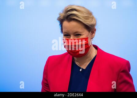 Berlin, Deutschland. November 2020. Franziska Giffey, neue Vorsitzende der Berliner SPD, steht auf dem Parteitag der SPD Berlin. Angesichts der Coronapandemie hält die Berliner SPD ihre am 28.11.2020 fortgesetzte Parteikonferenz größtenteils online ab. Quelle: Christophe Gateau/dpa/Alamy Live News Stockfoto