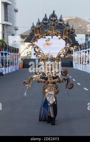 Jember Fashion Carnaval (JFC) ist ein jährliches Kostümfestival in der Stadt Jember, Ost-Java, Indonesien. Stockfoto