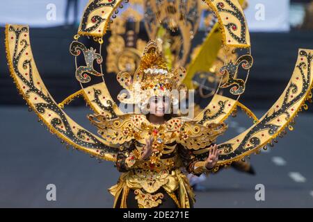 Jember Fashion Carnaval (JFC) ist ein jährliches Kostümfestival in der Stadt Jember, Ost-Java, Indonesien. Stockfoto