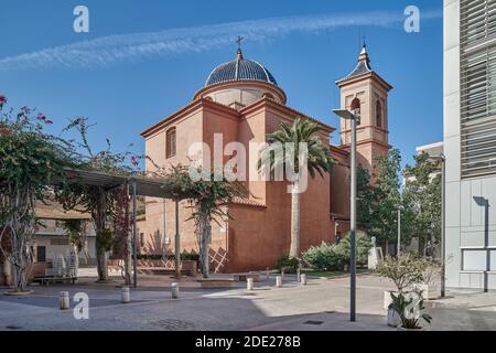 Pfarrei Santo Tomás und Büste des Regisseurs Juan Antonio Bardem in Benicassim, Castello, Valencia, Spanien, Europa Stockfoto