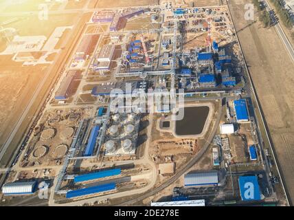 Moderne saubere große Fabrik an sonnigen Tag über Drohne oben Anzeigen Stockfoto