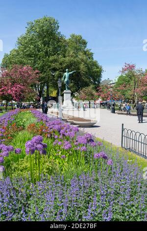 Ansicht von Blumen und Statue in Kungsträdgården, Stockholm, Schweden, Skandinavien, Europa Stockfoto