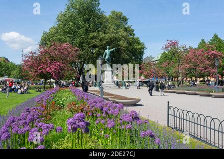 Ansicht von Blumen und Statue in Kungsträdgården, Stockholm, Schweden, Skandinavien, Europa Stockfoto