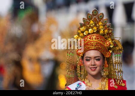 Jember Fashion Carnaval (JFC) ist ein jährliches Kostümfestival in der Stadt Jember, Ost-Java, Indonesien. Stockfoto