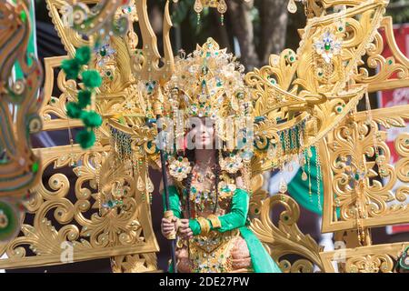 Jember Fashion Carnaval (JFC) ist ein jährliches Kostümfestival in der Stadt Jember, Ost-Java, Indonesien. Stockfoto