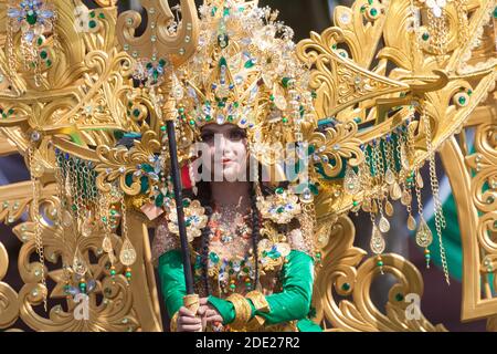 Jember Fashion Carnaval (JFC) ist ein jährliches Kostümfestival in der Stadt Jember, Ost-Java, Indonesien. Stockfoto