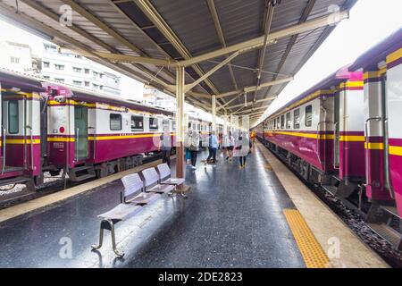 Züge und Passagiere am Bahnhof Ol Hua Lamphong in Bangkok, Thailand Stockfoto