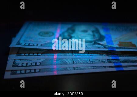 100 Dollar Banknot Währung in UV-Lichtschutz.Dollar in UV Licht.Geld aus der Nähe prüfen Stockfoto