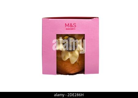 Weihnachtskugel Muffin Kuchen von M&S in-Store Bäckerei in Box Isoliert auf weißem Hintergrund - Kugel Victoria Schwamm Muffin Stockfoto