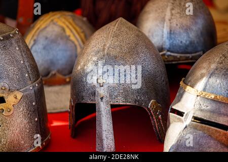 Russland. Vyborg. 08.20.2020 Dekorative Ritter Helme liegen auf der Theke Stockfoto