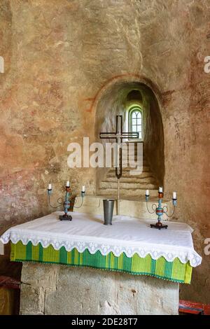 Altar mit Kruzifix in einer Kirche Stockfoto