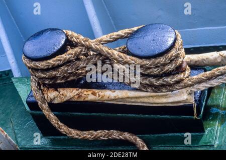 Anlegeseil an einem Poller auf einem Schiff Stockfoto