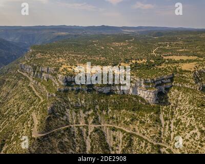 Luftaufnahme von Schluchten la Vis Tal schneiden durch Causse du Larzac im Cevennen-nationalpark, Südfrankreich. Stockfoto