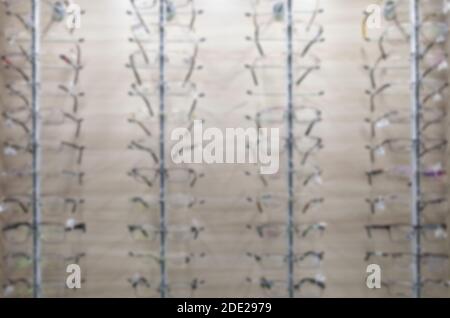 Verschwommenes Lager von stilvollen Accessoires für die Sicht, eine große Auswahl an Rahmen Stockfoto