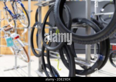 Fahrradladen mit einer Auswahl an Fahrrädern mit großen Reifen, verschwommen und defokussed Stockfoto