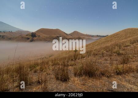 Wurung Crater ist eine hügelige Gegend und Savanne, ein Touristenziel im Bondowoso Bezirk. Stockfoto