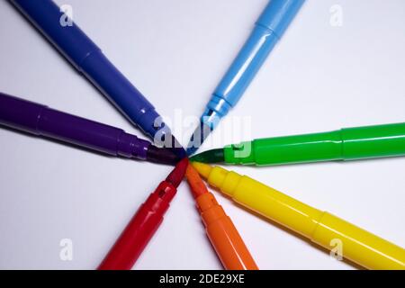Ein Bündel von farbigen Markern in Regenbogenreihenfolge gelegt. Schreibwaren Konzept. Copy Raum. Isoliert. Hochwertige Fotos Stockfoto