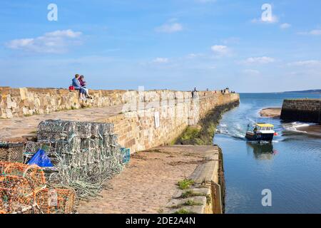 St. Andrews Schottland kleines Fischerboot fährt nach St Andrews Harbour St Andrews Royal Burgh von St Andrews Fife Schottland UK GB Europa Stockfoto
