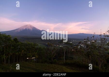 Semeru ist der höchste Berg auf der Insel Java, 3676 Meter über dem Meeresspiegel. Stockfoto