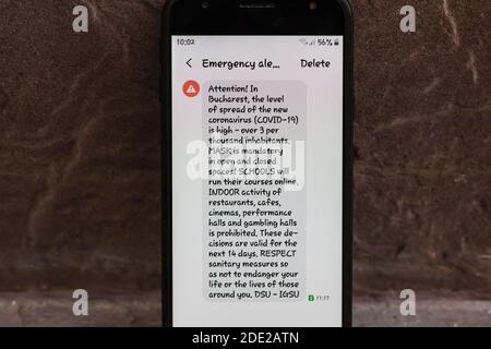 Notfallalarm auf dem Smartphone, Behörden verkünden den Alarmzustand mit Maßnahmen und Richtlinien in Bukarest, Rumänien, 2020. Stockfoto