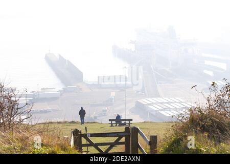 Dover, Kent, Großbritannien. November 2020, 28. UK Wetter: Nebliges Wetter in großen Teilen Kent einschließlich dem Hafen von Dover. Foto: PAL Media/Alamy Live News Stockfoto