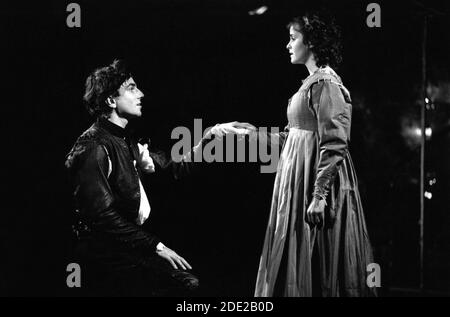 Daniel Day-Lewis (Romeo), Amanda Root (Julia) in ROMEO UND JULIA von Shakespeare in der Royal Shakespeare Company (RSC) Regional Tour 10/10/1983 Bühnenbild: Bob Crowley Kostüme: Priscilla Truett Beleuchtung: Brian Harris Kämpfe: Malcolm Ranson Regie: John Caird Stockfoto
