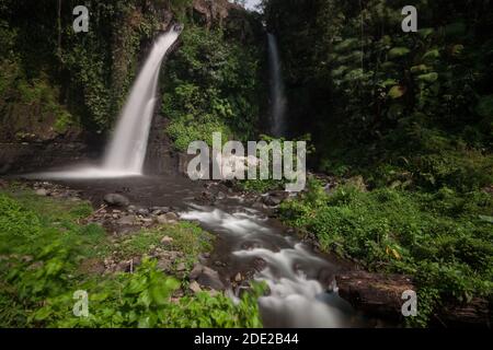 Tirto Kemanten Wasserfall im Dorf Wonorejo, Bezirk Banyuwangi. Stockfoto