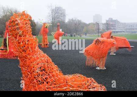 Tottenham, London, Großbritannien. November 2020. Outdoor-Fitnessgeräte in Lordship Recreation Ground, im Norden Londons, werden eingewickelt, um ihre Verwendung während der zweiten UK-Cornonavirus-Sperre zu verhindern. Fitnessstudios und Sportstätten im Freien werden voraussichtlich später in dieser Woche wieder eröffnet, da das Land zu einem gestaffelten System lokaler Beschränkungen übergeht. Bilddatum: Samstag, 28. November 2020. Bildnachweis sollte lauten: Matt Crossick/Empics/Alamy Live News Stockfoto