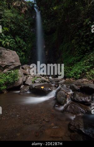 Tirto Kemanten Wasserfall im Dorf Wonorejo, Bezirk Banyuwangi. Stockfoto