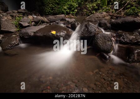 Tirto Kemanten Wasserfall im Dorf Wonorejo, Bezirk Banyuwangi. Stockfoto