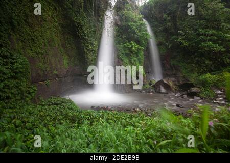 Tirto Kemanten Wasserfall im Dorf Wonorejo, Bezirk Banyuwangi. Stockfoto