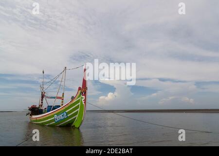 Traditionelles Boot an der Küste von Pathek Stockfoto